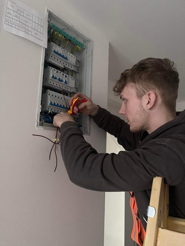 Elektrikář při práci na rozvaděči